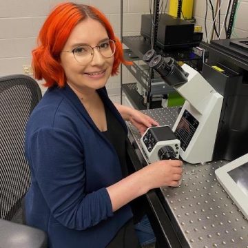 Arianna Bartlett using a microscope